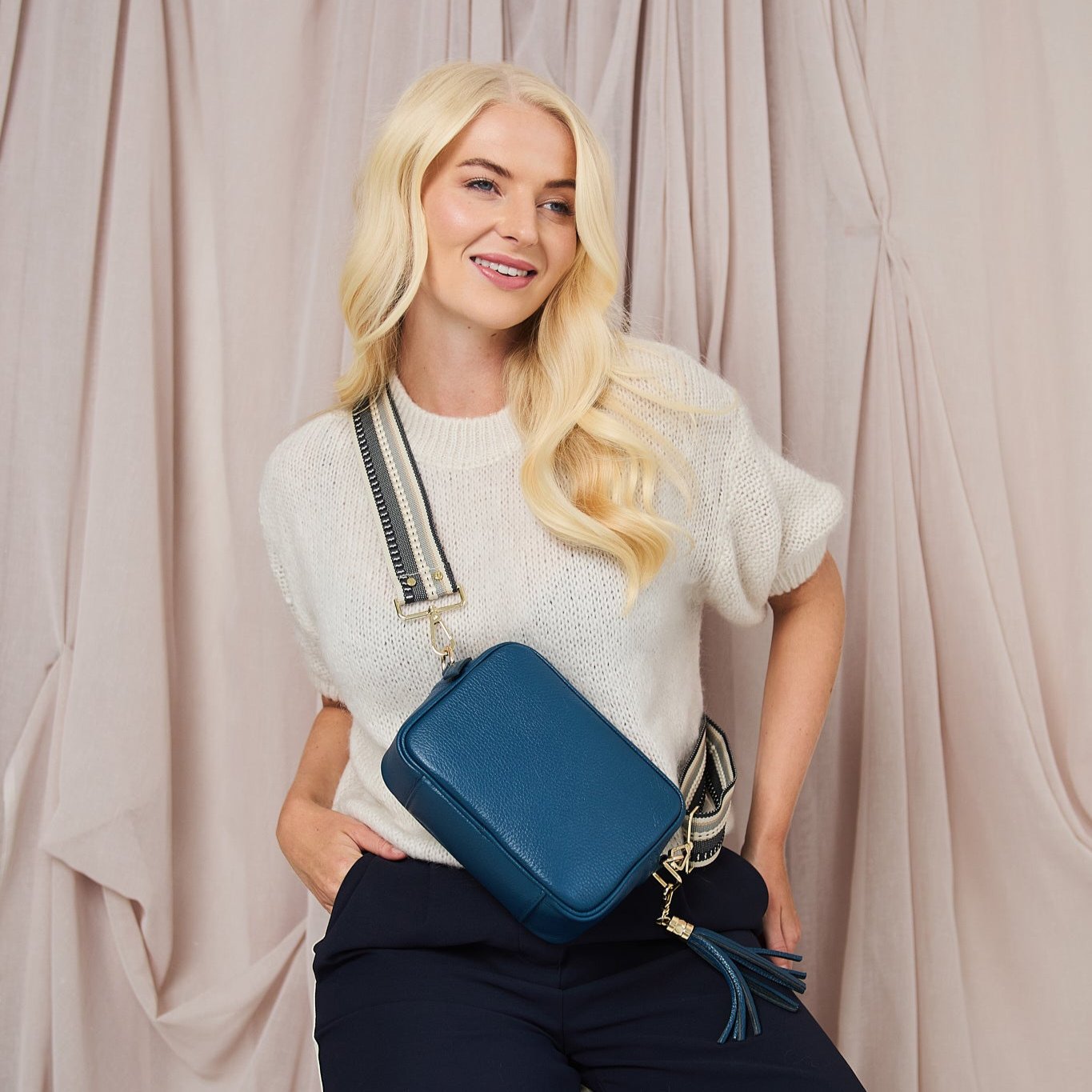 Crossbody Aquamarin (Schwarz/Silber/Weiß Riemen)