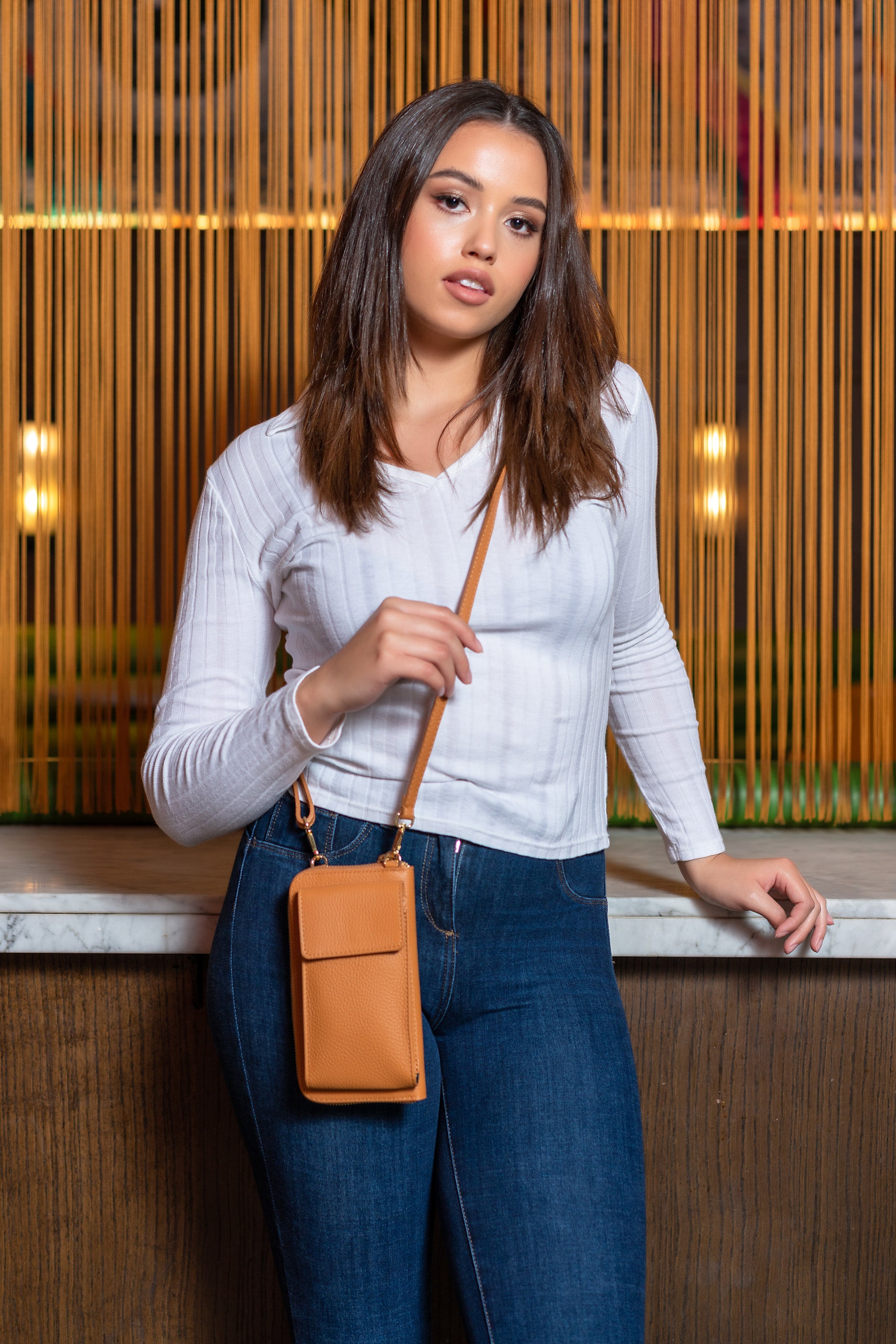 Elie Beaumont Phonebag Tan (Gold Chain Strap)